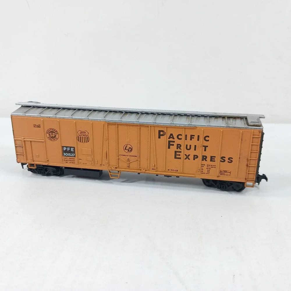 Pacific Fruit Express PFE 301527 HO Scale Refrigerator Car Orange SP UP